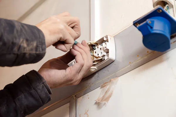 Primer Plano Mano Del Electricista Hombre Reparación Una Toma Corriente — Foto de Stock