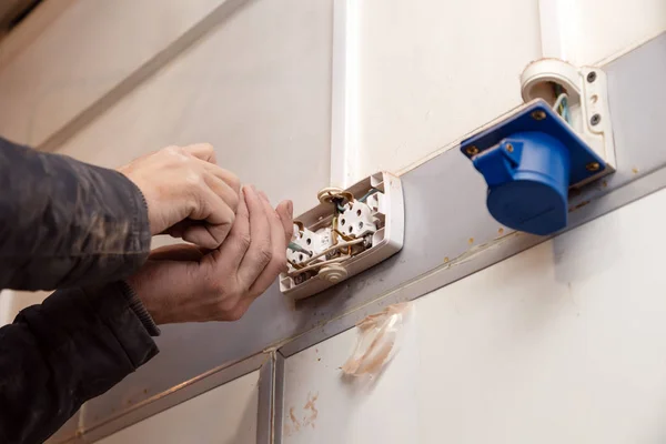 Primer Plano Mano Del Electricista Hombre Reparación Una Toma Corriente — Foto de Stock