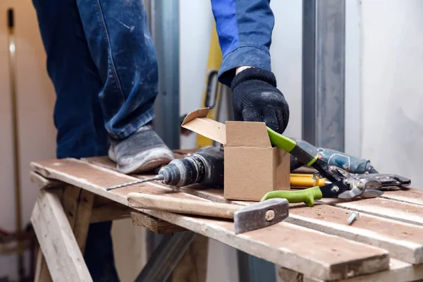 Trabajador Uniforme Sucio Azul Andamios Herramientas Construcción Perforador Nivel Sobre — Foto de Stock