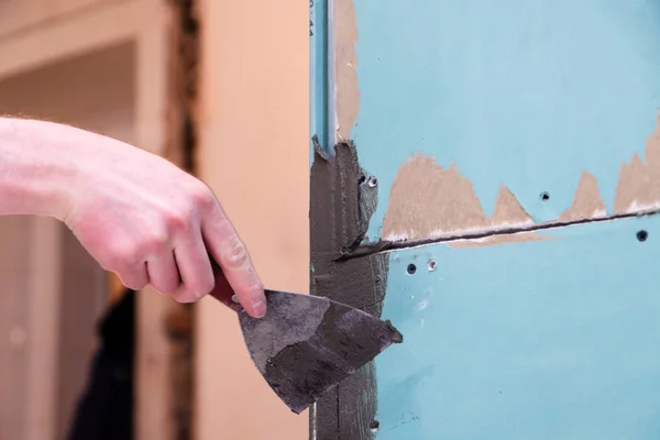 Constructor Primer Plano Mancha Pegamento Cemento Pared Con Una Paleta — Foto de Stock