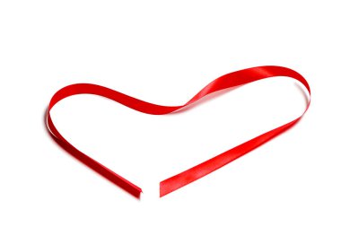 Tatlı kırmızı saten kurdele veya teyp beyaz arka plan üzerinde izole kalp şeklinde. Kavram Sevgililer günü, evlilik yıldönümü, balayı, yeni evliler, sevgili