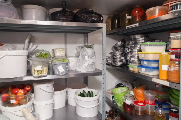 Farklı yiyecekler, meyve ve sebzeler, yeşiller, restoranın ambarında önceden pişirilmiş tabaklar. Konsept ziyafeti, yemek servisi, hazırlık, kutlama, açık kafe