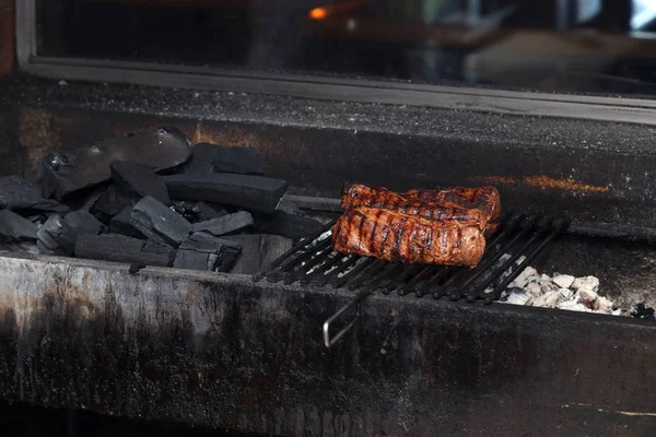 Grillat Grillat Fläskkött Träkol Grill Begreppet Matlagning Kött Kolen Restaurang — Stockfoto