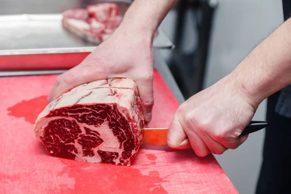 Mão Cozinheiro Close Corta Bife Carne Vaca Marmorizada Ribeye Com — Fotografia de Stock