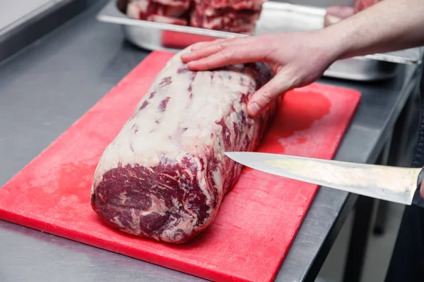 Mão Cozinheiro Close Corta Bife Carne Vaca Marmorizada Ribeye Com — Fotografia de Stock