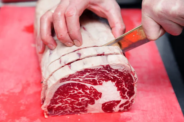 Closeup Macro Cozinhar Mão Cortar Bife Carne Ribeye Marmóreo Com — Fotografia de Stock