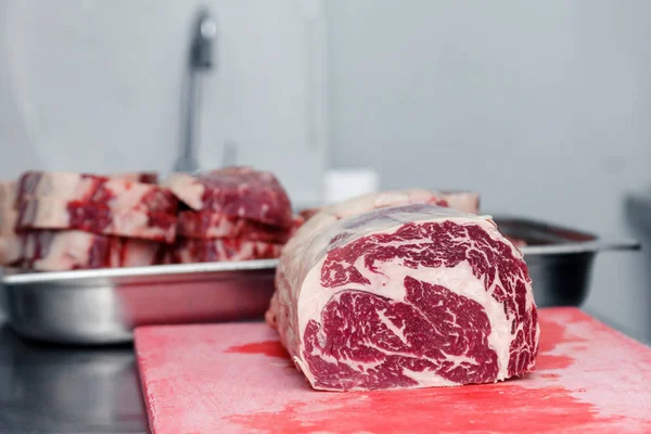 Mão Cozinheiro Close Corta Bife Carne Vaca Marmorizada Ribeye Com — Fotografia de Stock