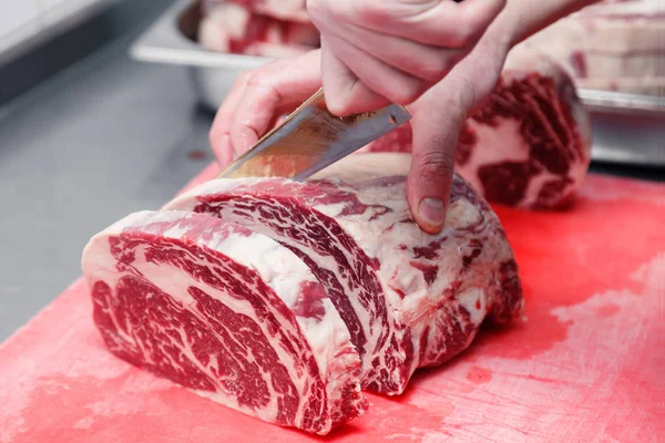 Closeup Macro Cozinhar Mão Cortar Bife Carne Ribeye Marmóreo Com — Fotografia de Stock