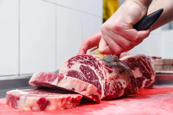 Closeup Macro Cozinhar Mão Cortar Bife Carne Ribeye Marmóreo Com — Fotografia de Stock