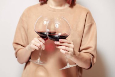 Beyaz arka planda kızıl saçlı kız şarap garsonu ve iki G ile bekle.