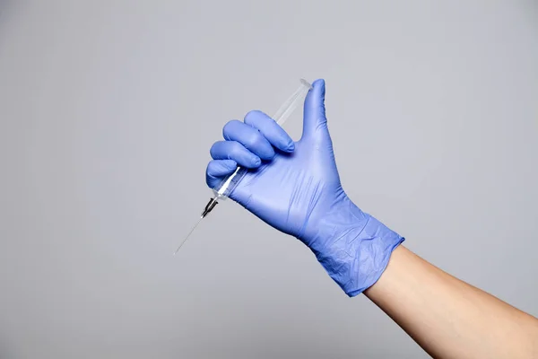 Close-up hand in rubber latex geneeskunde paarse handschoen met trans — Stockfoto