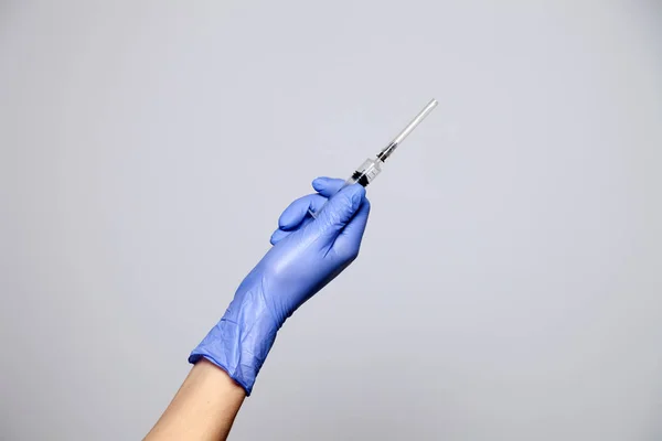 Close-up hand in rubber latex geneeskunde paarse handschoen met trans — Stockfoto
