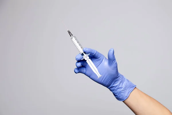 Close-up arts hand in rubber latex medische paarse handschoen houden tr — Stockfoto