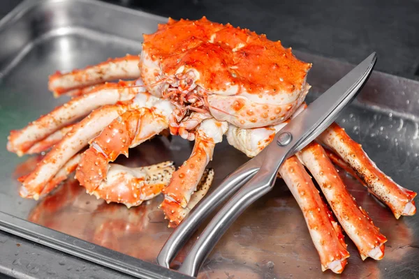 Carving fresh red big boiled prepared blue kamchatka crab with s — Stock Photo, Image