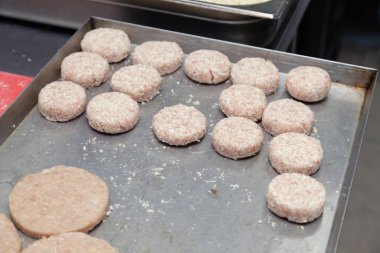 Hamburger için tavuk pirzolası hazırlıyorum. Ekmek kırıntıları