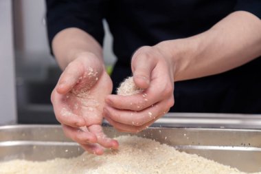 Aşçı elleri bıçak ile tavuk pirzolası yapıyor, şekillendiriyor ve pişiriyor.