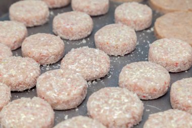 Hamburger için tavuk pirzolası hazırlıyorum. Ekmek kırıntıları