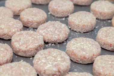 Hamburger için tavuk pirzolası hazırlıyorum. Ekmek kırıntıları