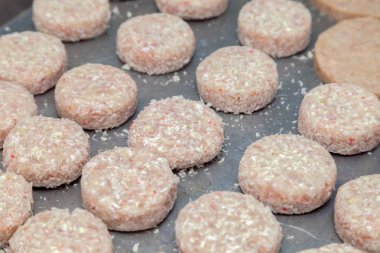 Hamburger için tavuk pirzolası hazırlıyorum. Ekmek kırıntıları