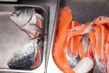 Yakından bakınca, kafasında taze somon balığı var. 