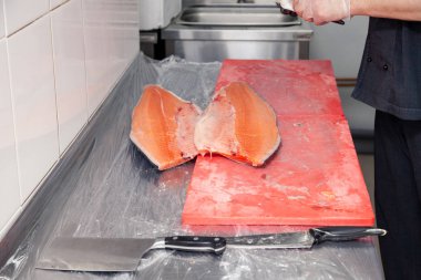 Taze somon balığını filetoya hazırlıyorum.