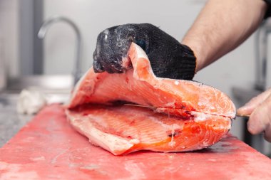 Taze somon balığını filetoya hazırlıyorum.