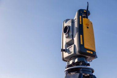 Rusya Kemerovo 2019-03-15. Arazi ölçüm ekipmanları. Robot çocuk.