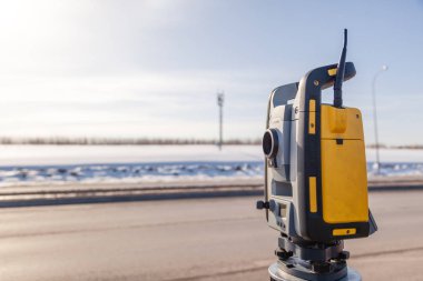 Rusya Kemerovo 2019-03-15. Arazi ölçüm ekipmanları. Robot çocuk.