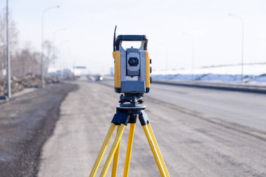 Rusya Kemerovo 2019-03-15. Arazi ölçüm ekipmanları. Robot çocuk.