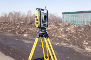 Rusya Kemerovo 2019-03-15. Arazi ölçüm ekipmanları. Robot çocuk.