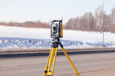 Rusya Kemerovo 2019-03-15. Arazi ölçüm ekipmanları. Robot çocuk.