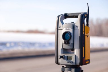 Rusya Kemerovo 2019-03-15. Arazi ölçüm ekipmanları. Robot çocuk.