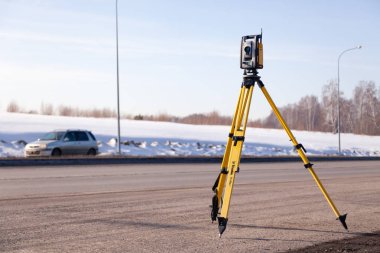 Rusya Kemerovo 2019-03-15. Arazi ölçüm ekipmanları. Robot çocuk.