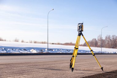 Rusya Kemerovo 2019-03-15. Arazi ölçüm ekipmanları. Robot çocuk.