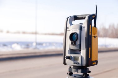 Rusya Kemerovo 2019-03-15. Arazi ölçüm ekipmanları. Robot çocuk.