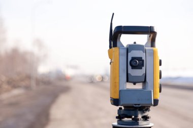 Rusya Kemerovo 2019-03-15. Arazi ölçüm ekipmanları. Robot çocuk.