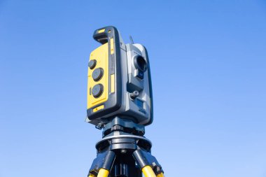 Rusya Kemerovo 2019-03-15. Arazi ölçüm ekipmanları. Robot çocuk.