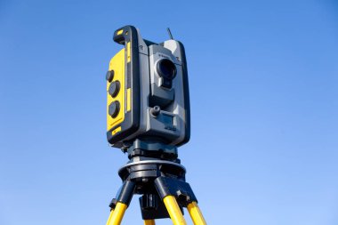 Rusya Kemerovo 2019-03-15. Arazi ölçüm ekipmanları. Robot çocuk.