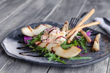 Keçi peyniri, armut, Çin lahanası ile Closeup taze diyet salatası