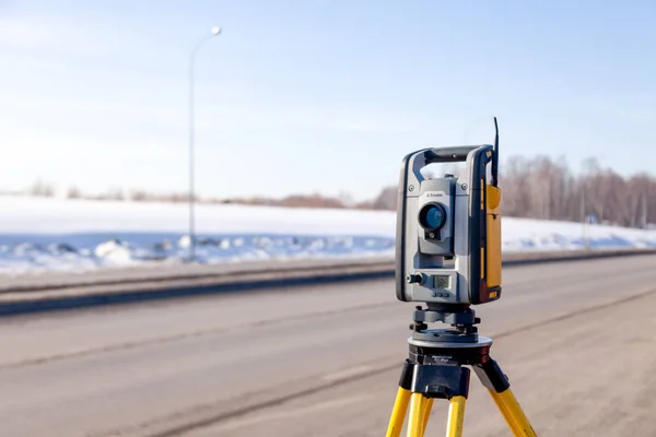 Rusya Kemerovo 2019-03-15. Arazi ölçüm ekipmanları. Robot çocuk.