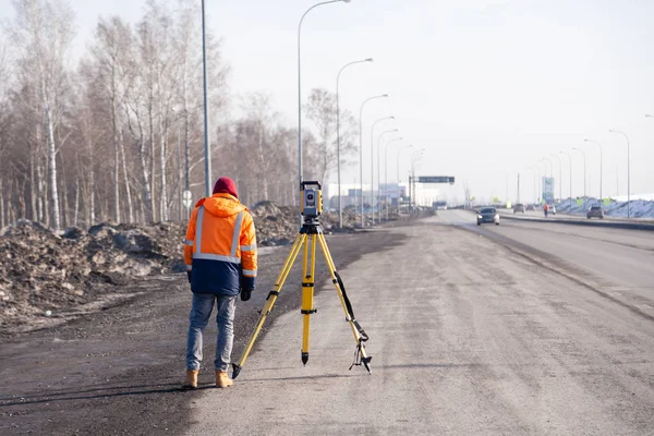 Rússia Kemerovo 2019-03-15. Terreno e construção inspetor equipar — Fotografia de Stock