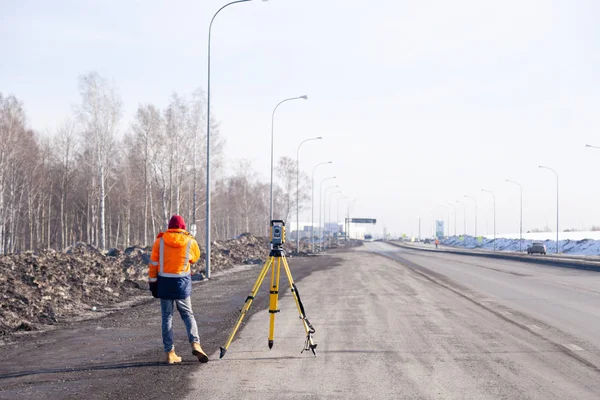 Rússia Kemerovo 2019-03-15. Terreno e construção inspetor equipar — Fotografia de Stock