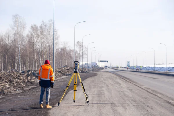 Росія Кемерово 2019-03-15. Наземний і будівельний геодезичний прилад — стокове фото