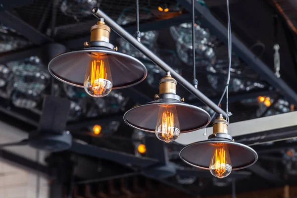 Siyah bir backgro üzerinde edison lambalar ile siyah demir loft avizeler