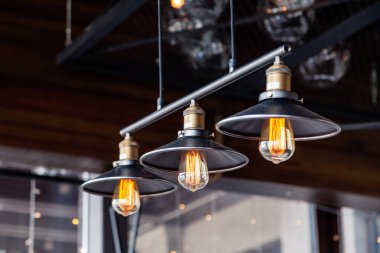 Siyah bir backgro üzerinde edison lambalar ile siyah demir loft avizeler