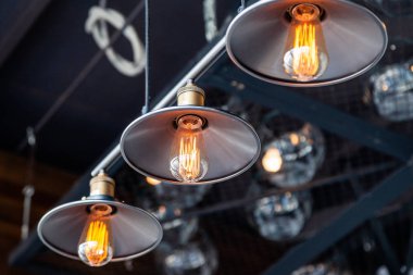 Siyah bir backgro üzerinde edison lambalar ile siyah demir loft avizeler