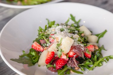 Basturma sarsıntılı, yeşillikli, arugula ile yakın çekim taze yaz salatası