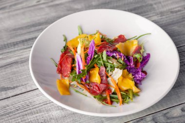 Bresaola et, yeşillik, arugula ile yakın çekim taze yaz salatası,