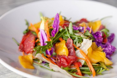 Bresaola et, yeşillik, arugula ile yakın çekim taze yaz salatası,