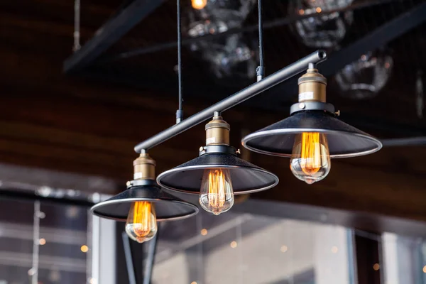 Siyah bir backgro üzerinde edison lambalar ile siyah demir loft avizeler